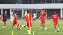 Elkan Baggott (kedua dari kanan), akhir kembali ke Timnas Indonesia. Baggott menjalani latihan di Stadion Madya, Jakarta, menjelang FIFA Series 2026, Kamis (26/3/2026). (Bola.com/Muhammad Iqbal Ichsan)