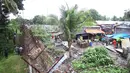 Aparat kepolisian (kiri) memeriksa pagar parimeter penjara menyusul serangan sekelompok pria bersenjata di kota Kidapawan, selatan Filipina, Rabu (4/1). Mereka menembaki seorang penjaga dan membebaskan 158 dari 1.511 tahanan. (Ferdinandh CABRERA/AFP)