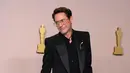 Penampilan kemenangan Robert Downey Jr di atas panggung Oscar 2024 adalah tentang mempertahankan tampilan satu warna dengan sentuhan modern. [Foto: Instagram/withrdj]