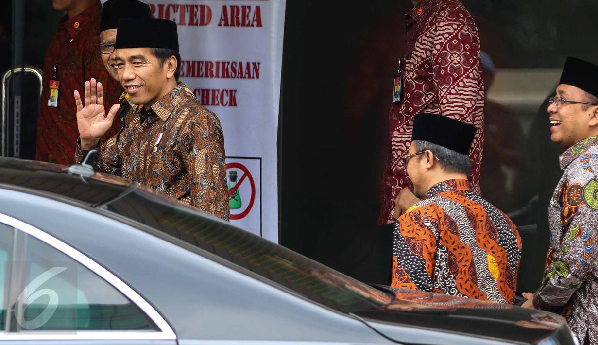 Presiden Joko Widodo menyapa awak media saat tiba di Kantor Pimpinan Pusat Muhammadiyah, Jakarta, Selasa (8/11). Kunjungan Jokowi ke PP Muhammadiyah ini masih dalam rangka melakukan konsolidasi atau dialog dengan ormas Islam. (Liputan6.com/Faizal Fanani)