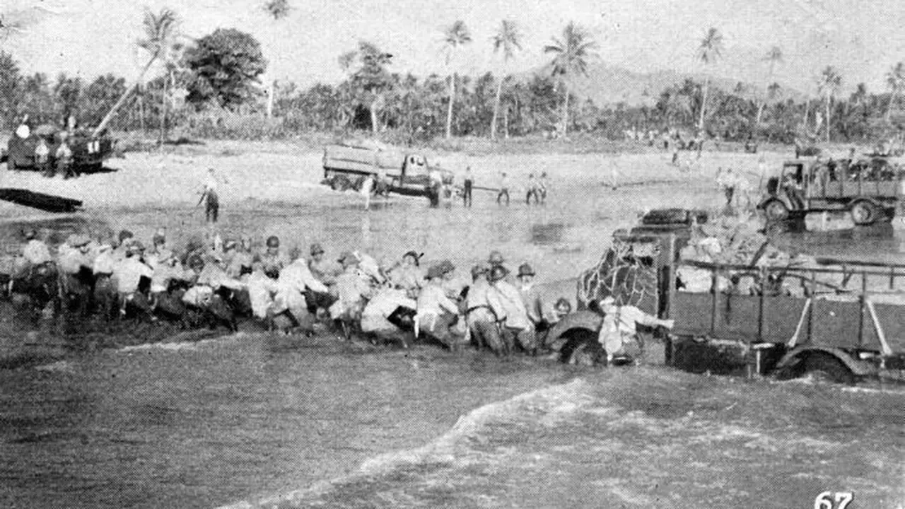Pasukan Jepang menyerbu Jawa yang dikuasai Belanda (Troppenmuseum / Wikimedia Commons)