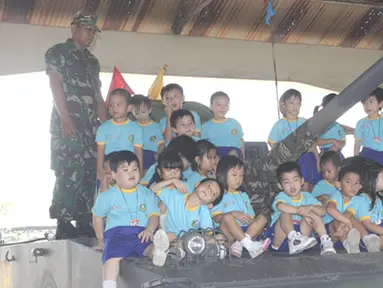Citizen6, Surabaya: Batalyon Tank Amfibi-1 Marinir menerima kunjungan 95 siswa dan 8 orang guru Pembina TK Petra Pondok Candra di Garase Tank Amfibi-1 Marinir, Karang Pilang Surabaya, (24/10). (Pengirim: Budi Abdillah). 
