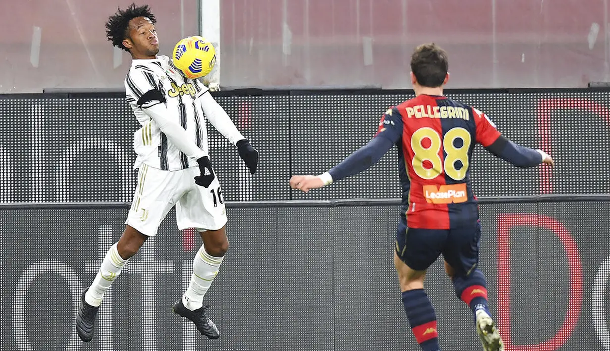 Pemain Juventus Cuadrado Juan berebut bola dengan pemain Genoa Luca Pellegrini (kanan) pada pertandingan Serie A Italia di Stadion Luigi Ferraris, Genoa, Italia, Minggu (13/12/2020). Juventus menang 3-1. (Tano Pecoraro/LaPresse via AP)