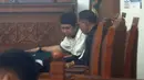 Pimpinan Jamaah Ansharut Daulah (JAD) Zainal Anshori bersama pengacaranya saat menjalani sidang pembubaran di PN Jakarta Selatan, Selasa (24/7). Pimpinan JAD Zainal Anshori tidak mengajukan eksepsi atas dakwaan itu. (Liputan6.com/Immanuel Antonius)
