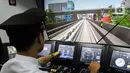 Seorang masinis mengoperasikan simulator kereta Light Rail Vehicle (LRT) Back up Operation Control Centre (BOCC) di Main Control Center (MCC) Depo LRT di Pegangsaan Dua, Kelapa Gading, Jakarta Utara, Kamis (21/12/2023). (Liputan6.com/Faizal Fanani)