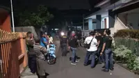 Sejumlah warga berkumpul di lokasi perampokan di Pondok Labu Jakarta Selatan.