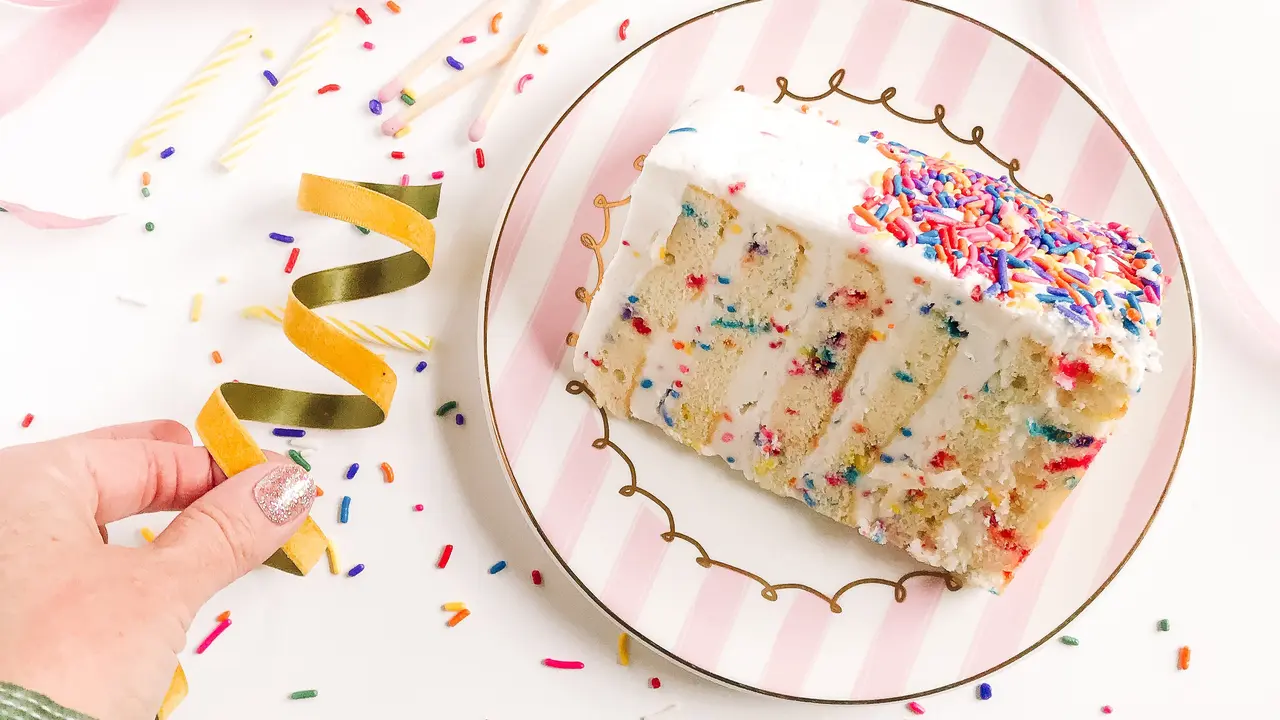 Contoh ilustrasi hiasan kue ulang tahun dengan sprinkles di atasnya