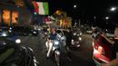 Pendukung Italia merayakan kemenangan di Milan, Italia pada Senin (12/07/2021), setelah Italia berhasil mengalahkan Inggris pada Final Euro 2020 yang berlangsung di Stadion Wembley, London, Inggris. Italia mengalahkan Inggris 3-2 dalam adu penalti setelah bermain imbang 1-1. (AP/Luca Bruno)