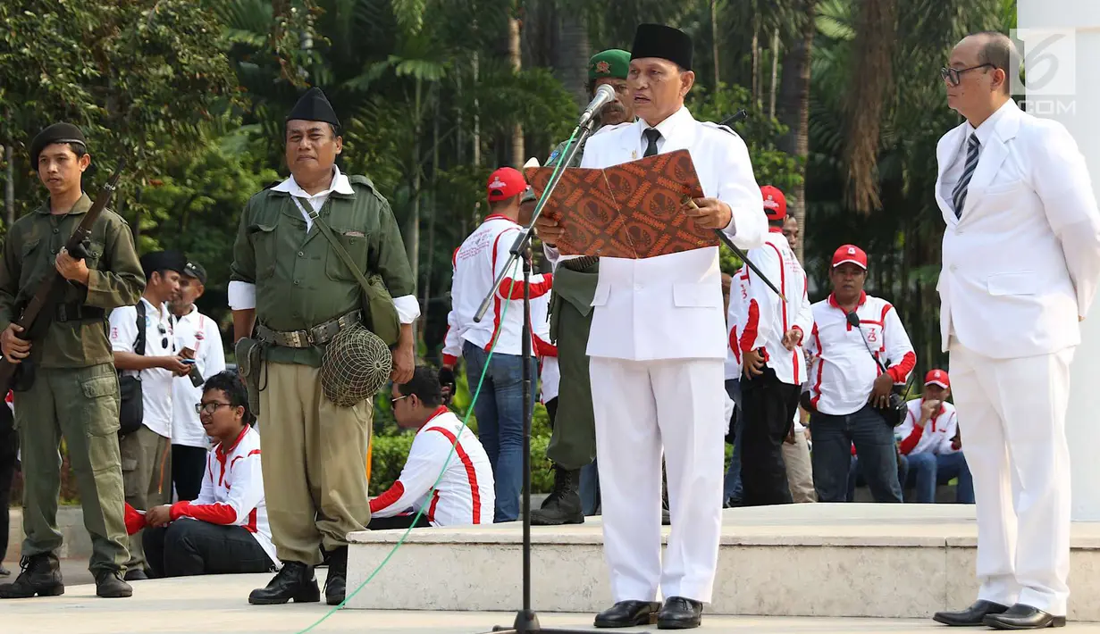 Peserta mengikuti kegiatan Napak Tilas Proklamasi di Tugu Proklamasi, Jakarta, Kamis (16/8). Acara tersebut diadakan dalam rangka menyambut HUT RI yang diikuti oleh masyarakat dari beragam latar belakang. (Liputan6.com/Immanuel Antonius)