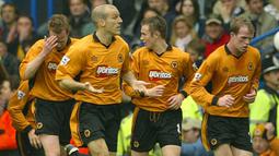 Wolverhampton Wanderers menjadi tim kedua yang sukses melakukan comeback setelah tertinggal tiga gol terlebih dahulu di era Premier League. Momen itu terjadi pada laga pekan ke-10 Premier League 2003/2004 (25/10/2003). Menjamu Leicester City, Wolverhampton sempat tertinggal 0-3 lewat dua gol Les Ferdinand dan satu gol dari Riccardo Scimecca. Wolves berbalik unggul dan memenangkan laga setelah mampu mencetak 4 gol lewat dua gol Colin Cameron dan masing-masing satu gol dari Alex Rae dan Henri Camara. (AFP/Jim Watson)