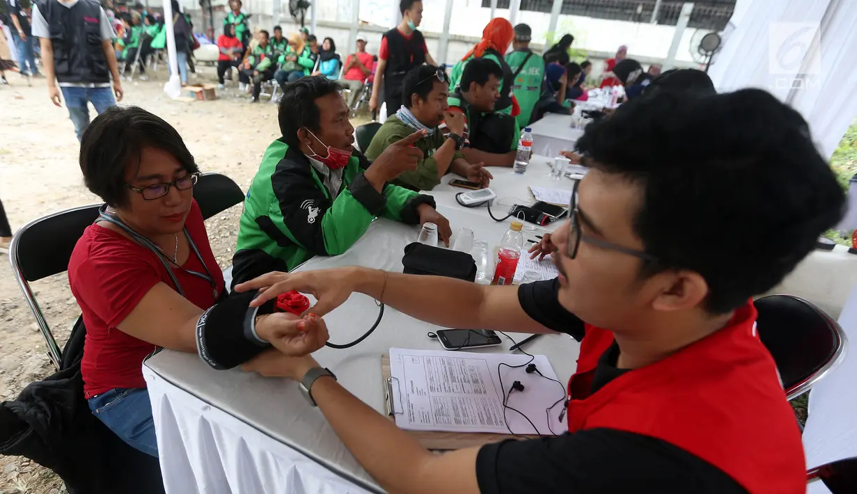 Petugas kesehatan melayani para peserta pengobatan gratis yang diadakn oleh halodoc, Jakarta, Rabu (06/09). Program merupakan bagian dari kampanye Indonesia sehat yang dilakukan oleh halodoc. (Liputan6.com/Johan Tallo)