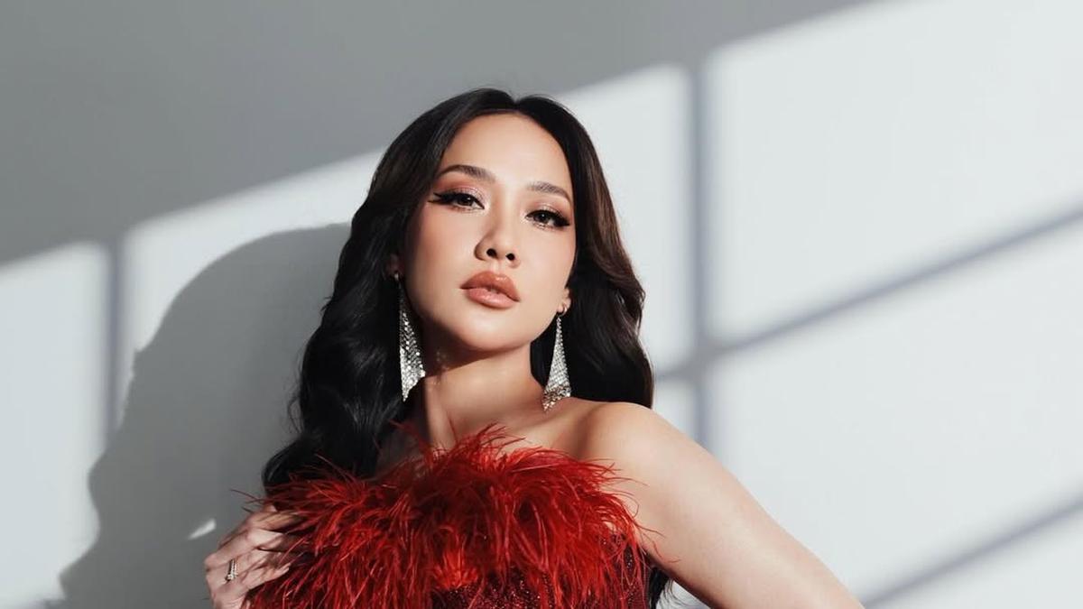 Lady in Red! BCL Tampil Glamour dalam Balutan Slit Dress Merah Elegan