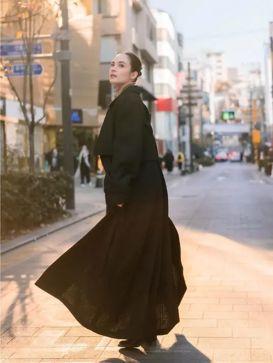 Chelsea mengenakan korset bermotif batik karya desainer Indonesia, Wilsen Willim, yang dipadukan dengan long coat hitam berbahan tebal untuk menyesuaikan dengan suasana musim dingin Korea.  [Foto:@wiinsoon].