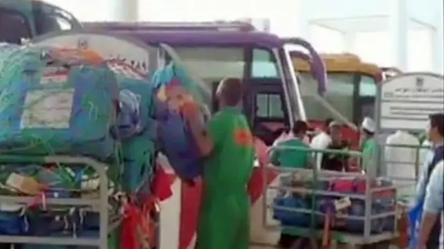 Jelang Kepulangan Jemaah Haji, Petugas Urus Ribuan Koper