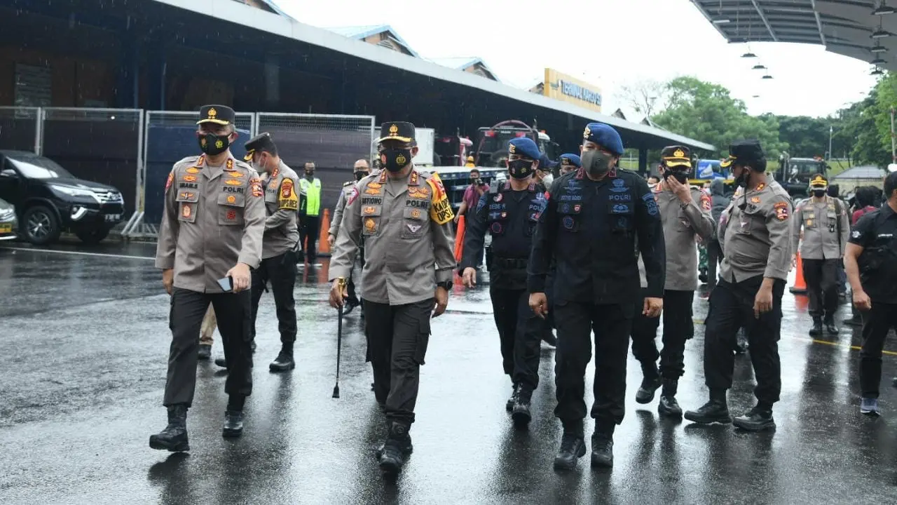 Pangdam Jaya Mayjen Dudung Abdurachman bersama Kakorlantas Polri Irjen Pol Istiono, Asops Kapolri Irjen Imam S, memantau langsung proses kedatangan vaksin COVID-19 yang tiba di Bandara Soekarno-Hatta pada Kamis (31/12/2020) sore ini.