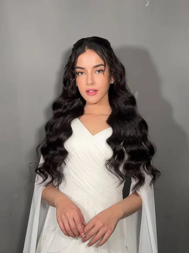 Potret Tasya Farasya dengan Makeup Natural dan Gaun Putih (credit: https://www.instagram.com/tasyafarasya/).