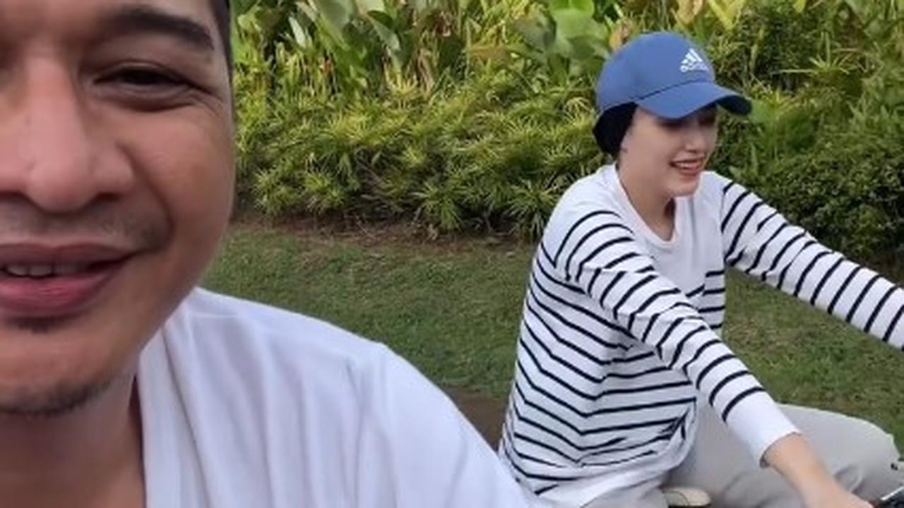 Penampilan Pasha Ungu Temani Anak Bersepeda, Kenakan Kaos Oblong dan Peci - Gaya Khas Bapak-Bapak