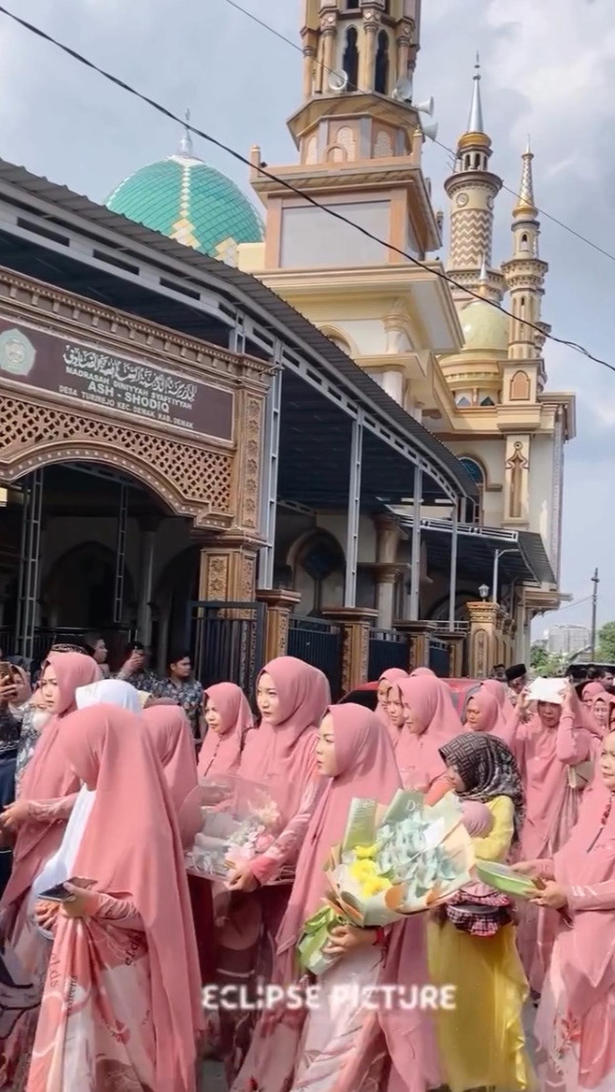 Para pengiring pengantin juga masih membawakan Hikma beberapa buket uang dengan beragam pecahan. Seserahan berupa makanan juga sempat terlihat disiapkan di mobil pick up.