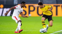 Gelandang Borussia Dortmund, Jadon Sancho, berebut bola dengan gelandang Mainz, Ridle Baku, pada laga lanjutan Bundesliga di Signal Iduna Park, Dortmund, Kamis (18/6/2020) dini hari WIB. Borussia Dortmund menyerah 0-2 atas Mainz. (AFP/Guido Kirchner/pool)