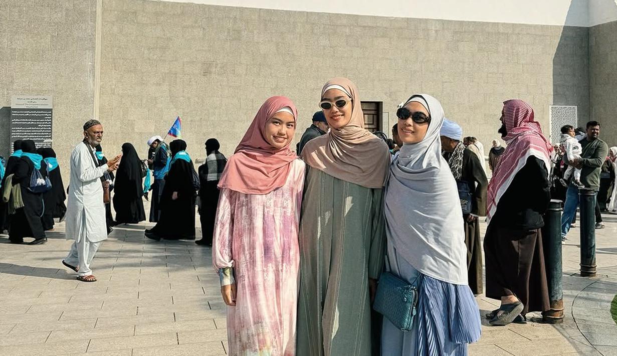 Meski statusnya adalah saudara sepupu, namun potret kebersamaan Namira Adjani bareng Alika Islamadina (tengah) ini bak kakak adik. Jani tampil cantik dan simpel dengan mengenakan dress floral dipadukan dengan jilbab warna merah muda, sementara Alika Islamadina anggun memakai dress polos warna hijau kemudian dipadukan dengan jilbab warna cokelat. (Liputan6.com/IG/@namiradjani)