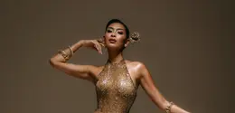 Agnes Rahajeng tampil bersinar dengan gaun emas rancangan Hian Tjen (@hiantjen)