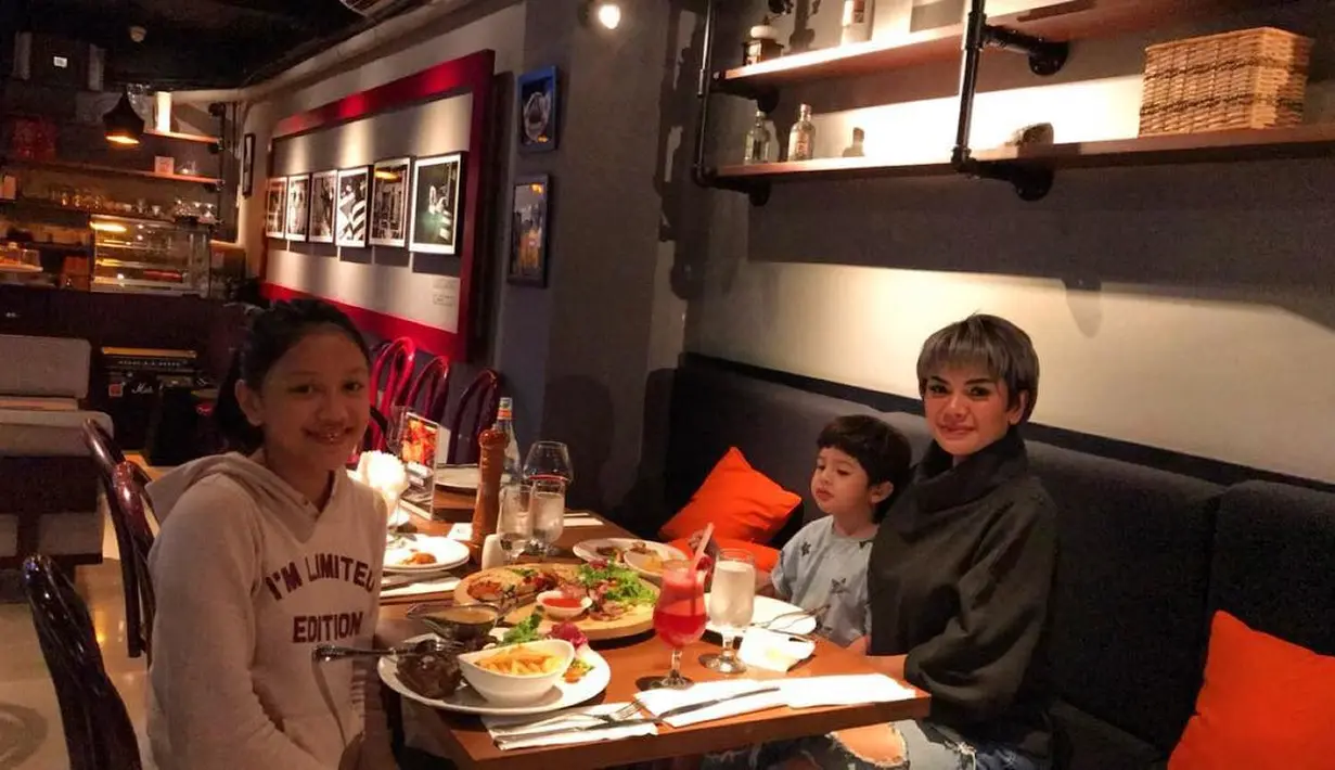 "Nggak ada yang bisa menghibur sih. Ya namanya orang sedih dari hati mau gimana dihibur tetap sedih," ucapnya. (Instagram/nikitamirzanimawardi_17)