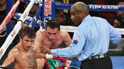 Wasit Robert Byrd saat memimpin laga antara Vasyl Lomachenko melawan Romulo Koasicha di Las Vegas, Sabtu (7/11/2015). Robert Byrd akan menjadi wasit yang memimpin laga tinju antara Floyd Mayweather dan Conor McGregor. (AFP/Ethan Miller)