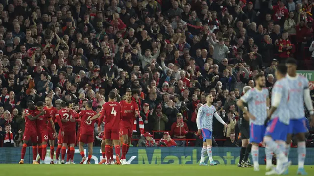 Foto: Aksi Sportivitas Tinggi Fans Liverpool, Nyanyikan You'll Never Walk Alone hingga Berikan Tribute untuk Ronaldo yang Sedang Berduka