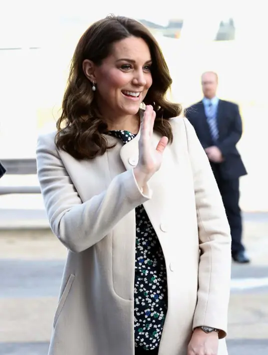 Ada hal unik lain yang dibawa oleh Kate di dalam tas perlengkapan melahirkannya. Yakni 19th-century alabaster cameo pendant, yang merupakan pemberikan dari Queen Elizabeth. (AFP)