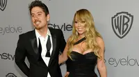 Kemesraan Mariah Carey dan kekasihnya, Bryan Tanaka ketika acara after party Golden Globes di California, Minggu (7/1). Di depan banyak kamera media, Mariah Carey dan pacar brondongnya memperlihatkan pose terbaik mereka. (Chris Pizzello/Invision/AP)