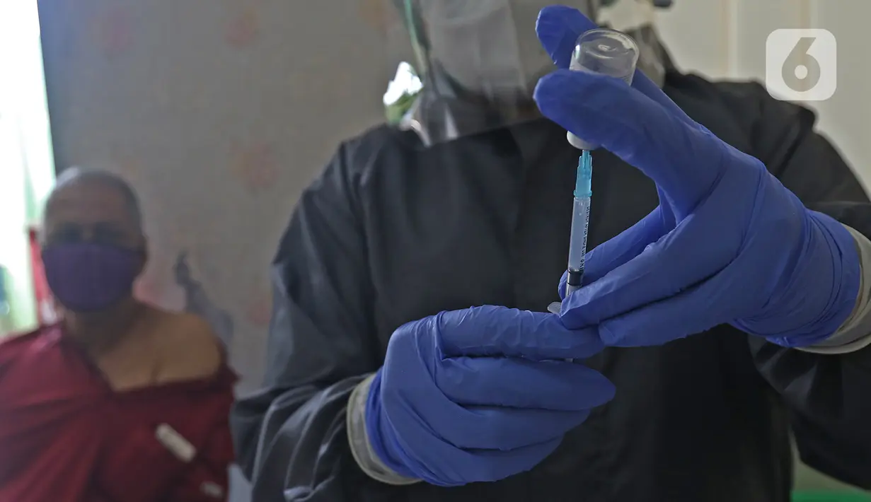 Petugas kesehatan saat mengisi serum vaksin ke dalam jarum suntik untuk lansia di Puskesmas Kecamatan Senen, Jakarta Pusat, Selasa (23/2/2021). Vaksinasi untuk Lansia akan dimulai di ibu kota provinsi untuk seluruh provinsi di Indonesia, di prioritaskan di Jawa-Bali. (Liputan6.com/Herman Zakharia)