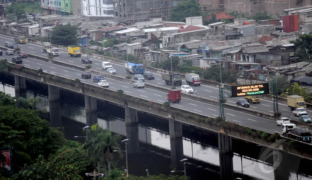 Kenaikan tarif jalan bebas hambatan tersebut mayoritas berlaku pada Oktober 2015. Foto diambil pada Selasa (13/1/2015).(Liputan6.com/Faizal Fanani)