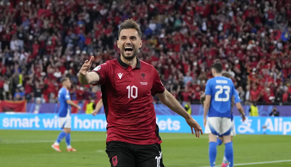 Sejarah kembali tercipta di Euro 2024. Pemain Albania, Nedim Bajrami menorehkan tinta emas dengan mencetak gol tercepat dalam sejarah perhelatan Piala Eropa saat membobol gawang Italia. (AP Photo/Alessandra Tarantino)