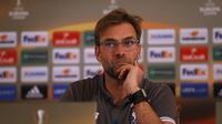 Pelatih Liverpool, Jurgen Klopp, meminta pasukannya mewaspadai lini serang Leicester City saat berhadapan di Anfield, Sabtu (26/12/2015) malam WIB. (Reuters/Carl Recine)