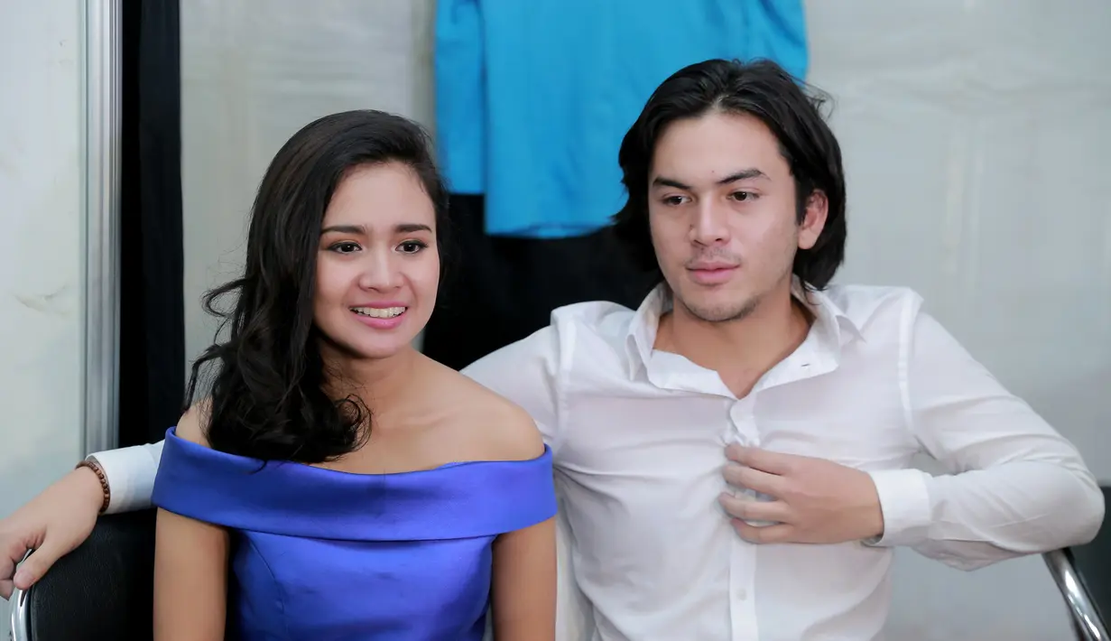 Senin, (11/7) Michelle dan pasangannya dalam film tersebut, Rizky Nazar menyapa penonton film mereka di Surabaya. Tiga bioskop disambangai Delta Plaza, Tunjungan Plaza dan XXI Super Mall. (Adrian Putra/Bintang.com)