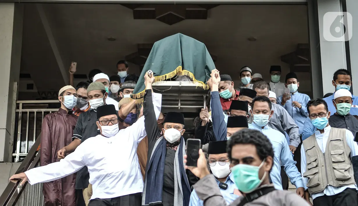 Ustaz Yusuf Mansur dan kerabat mengotong keranda jenazah Ustaz Maaher untuk dimakamkan di kompleks Pondok Pesantren Daarul Quran, Cipondoh, Tangerang, Banten, Selasa (9/2/2021). Kepergian Ustaz Maheer meninggalkan duka mendalam, terutama istri dan dua orang anaknya. (merdeka.com/Iqbal S. Nugroho)