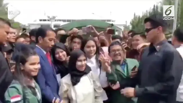 VIDEO: Selfie dengan Jokowi, Paspampres Turunkan Dua Jari Mahasiswa