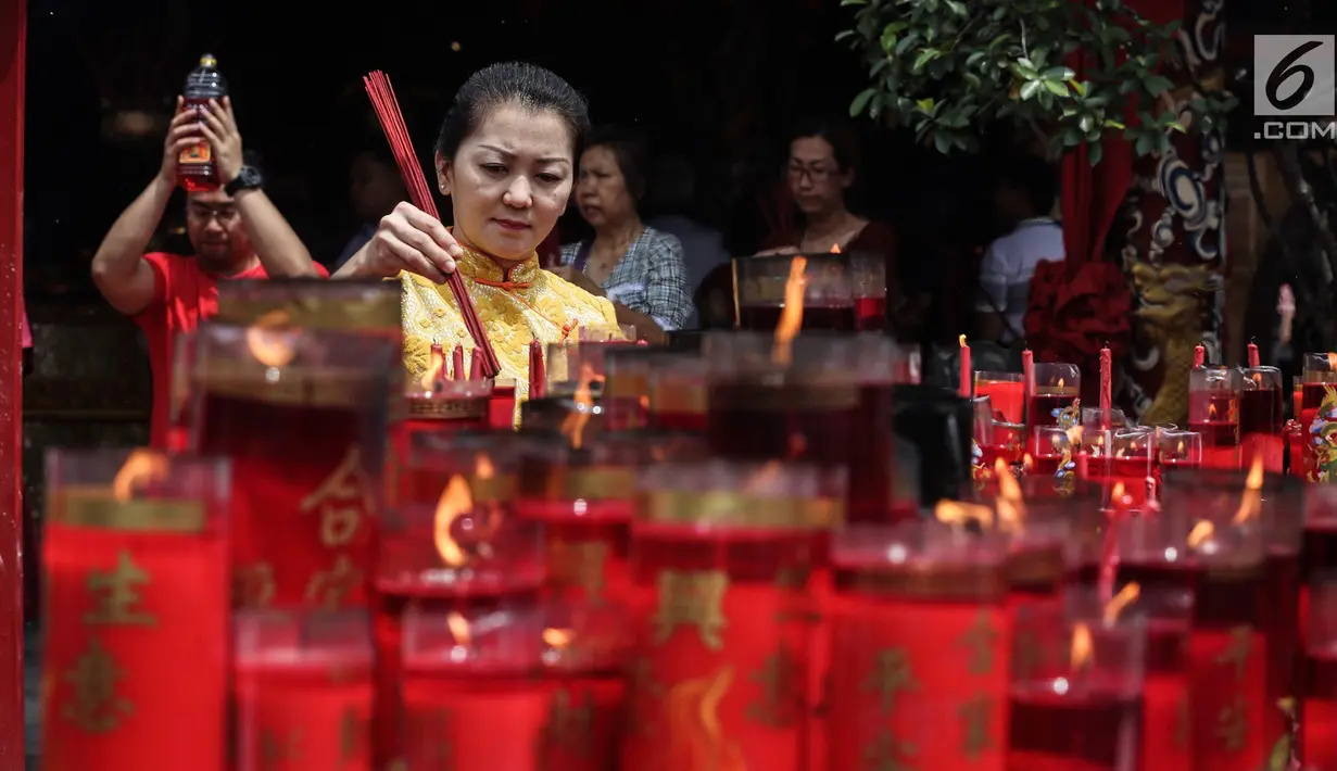 Warga keturunan Tionghoa membakar dupa pada perayaan Tahun Baru Imlek 2570 di Vihara Boen Tek Bio, Pasar Lama, Tangerang, Selasa (5/2). Tahun Baru Imlek 2570 digunakan warga keturunan Tionghoa untuk melakukan intropeksi diri. (Liputan6.com/Fery Pradolo)