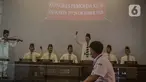 Pengunjung melihat tampilan video mapping sejarah Sumpah Pemuda di Museum Sumpah Pemuda, Jakarta, Kamis (24/3/2022). Museum Sumpah Pemuda kembali dibuka pascarevitalisasi dengan menampilkan sejumlah perubahan dalam format penyajian informasi menjadi lebih interaktif. (Liputan6.com/Faizal Fanani)