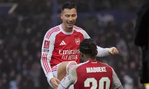 Gabriel Martinelli dan Noni Madueke dari Arsenal merayakan gol selama pertandingan putaran ketiga Piala FA antara Portsmouth dan Arsenal di Portsmouth, Inggris, Minggu, 11 Januari 2026. (AP Photo/Kin Cheung)