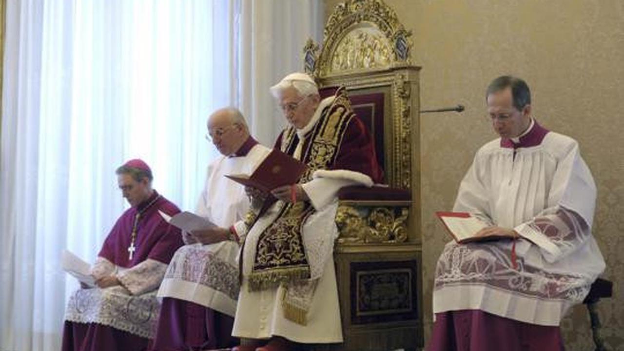 Paus Benediktus XVI mengundurkan diri
