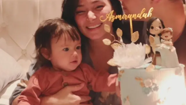 Asmirandah Dapat Kejutan dari Jonas Rivanno (Foto: Instagram/@asmirandah92)