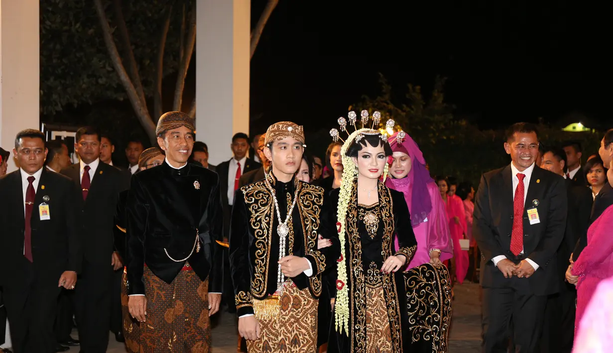 Senyum bahagia terpancar dari wajah Presiden Jokowi saat putranya menggelar resepsi pernikahan. (Galih W. Satria/Bintang.com)