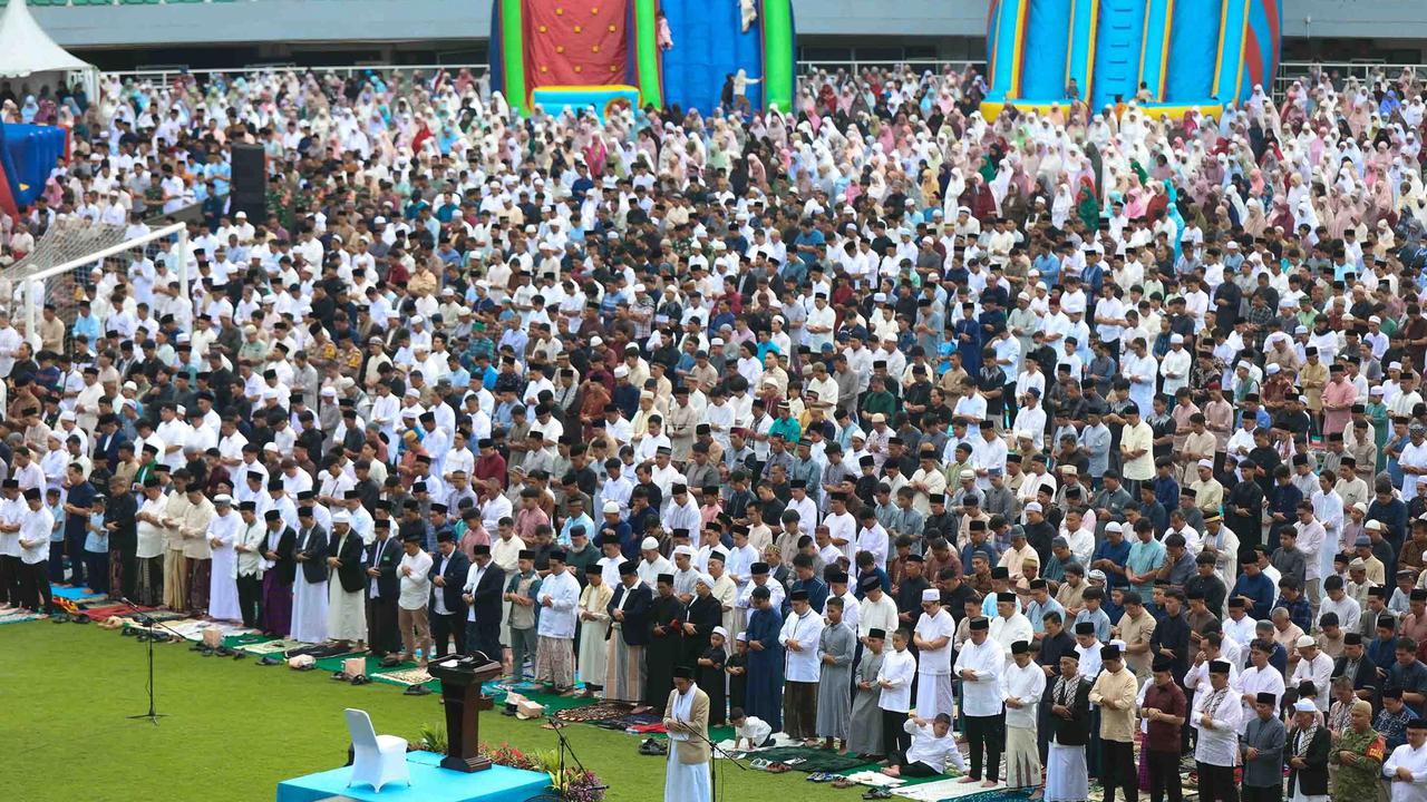 FOTO: Ribuan Warga Bogor Padati Stadion Pakansari untuk Shalat Idul Fitri