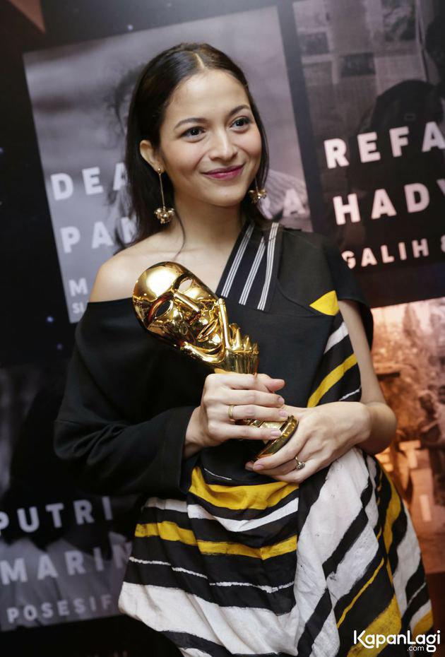 Putri Marino mendapat penghargaan sebagai Pemeran Pendatang Baru Terbaik dalam IMA Awards 2018/copyright KapanLagi.com/Agus Apriyanto/ssm