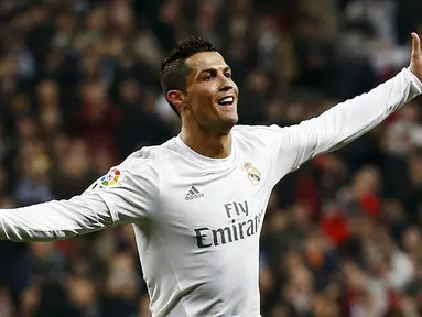 Bintang Real Madrid, Cristiano Ronaldo, merayakan gol yang dicetaknya ke gawang Espanyol pada laga La Liga Spanyol di Stadion Santiago Bernabeu, Spanyol, Minggu (31/1/2016). Los Blancos berhasil menang 6-0. (Reuters/Juan Medina)