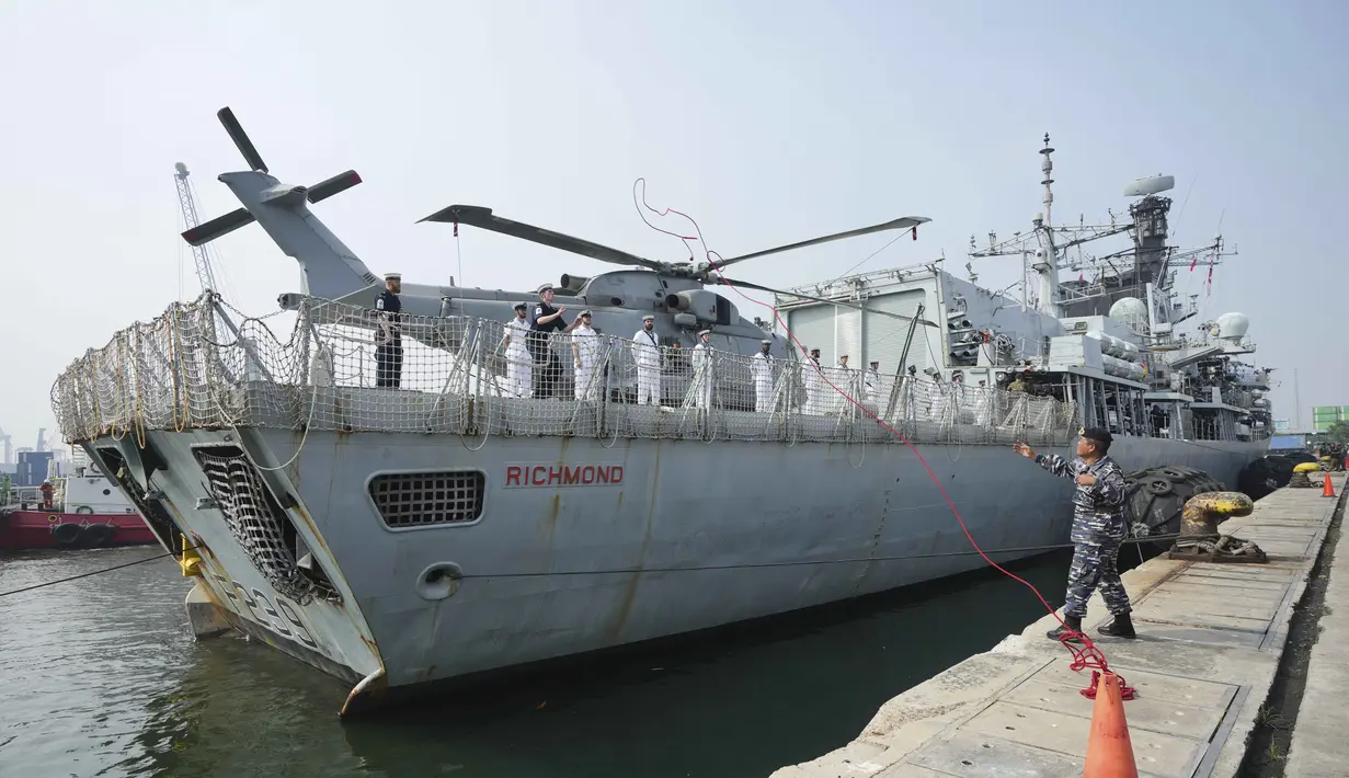 Personel Tentara Nasional Indonesia (TNI) Angkatan Laut membantu awak kapal fregat Angkatan Laut Kerajaan HMS Richmond untuk berlabuh di Pelabuhan Tanjung Priok, Jakarta, Rabu 25 Juni 2025. (AP/Tatan Syuflana)