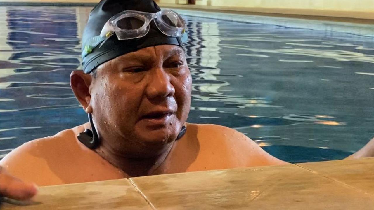 Menteri Pertahanan ini merasa nyaman saat berenang. Ketika berenang, ia bisa merenung di air.