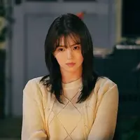 Gaya rambut Han Soo Hee bisa dijadikan inspirasi. Ia tampil dengan model rambut shaggy layer sebagai Yoo Na Bi di Nevertheless. (Instagram/hansohee.fanpage).