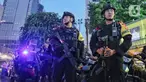 Personel Brimob melakukan pengamanan saat pemberlakuan Car Free Night di kawasan Bundaran Hotel Indonesia, Jakarta, Minggu (31/12/2023). (Liputan6.com/Angga Yuniar)